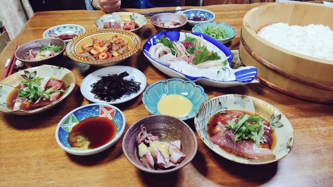 鮮度のいい刺し身を漬けと刺し身で酢飯セルフ小丼にして食べた〜!刺し身は辛子酢味噌で食べても美味いんだよな