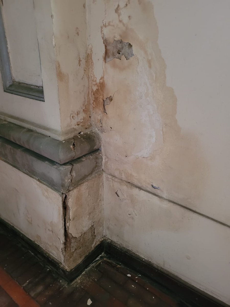 Camiformagueri's tweet image. Além disso @bblindaf22 tem a questão grave da estrutura precária da escola, a #faetec está se lixando para o #iserj. Só um pouquinho do estado do Iserj