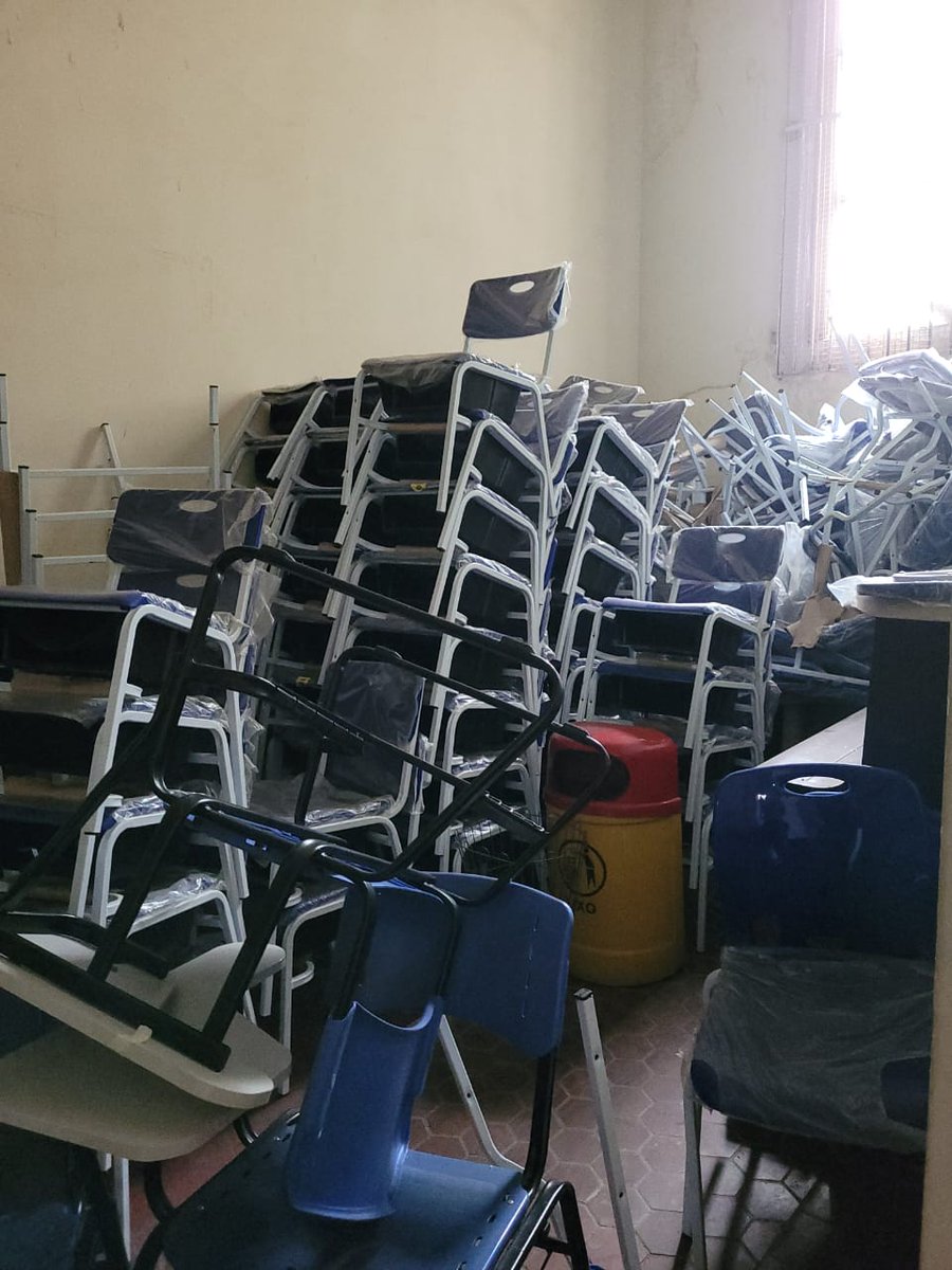 Camiformagueri's tweet image. Além disso @bblindaf22 tem a questão grave da estrutura precária da escola, a #faetec está se lixando para o #iserj. Só um pouquinho do estado do Iserj