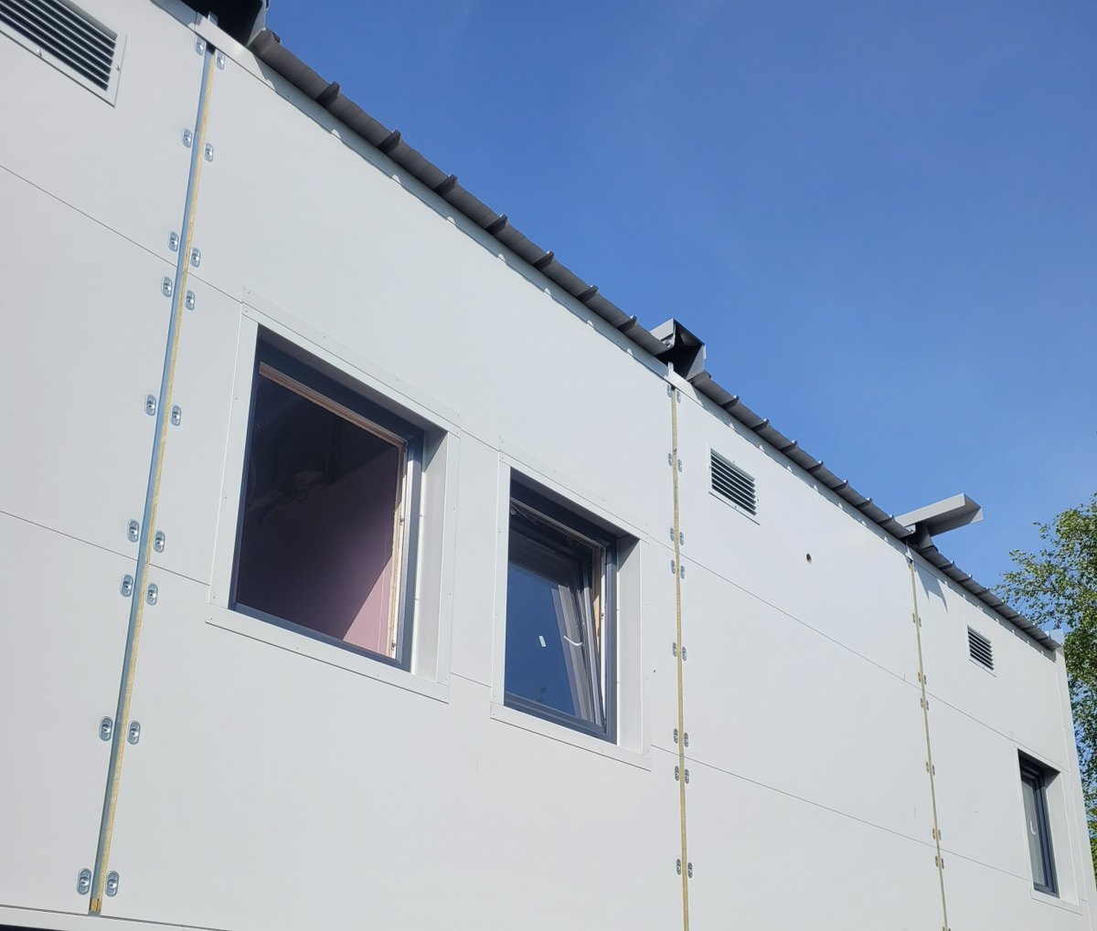 DCHFT's tweet photo. Our new discharge lounge building is starting to take shape. It will provide a much larger space for patients to stay while they wait to leave hospital, freeing up beds on our wards for those that need to be admitted. Read more: 
➡️ https://t.co/PLIFThFJSK https://t.co/7eaJ7xXUCL