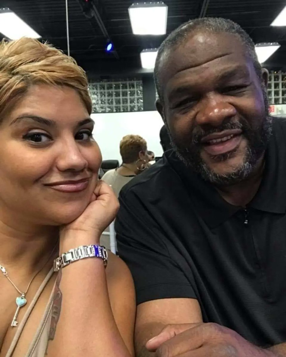 SantiMediaGroup's tweet photo. CEO @MelindaSantiago with Santi Books author @riddickbowe. Get his new book on Amazon today!! https://t.co/Vsw03o75oX