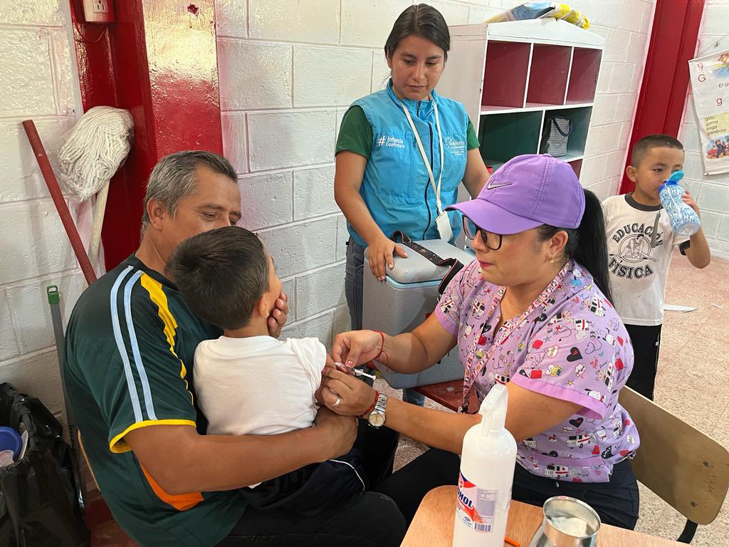 lorenamorochog's tweet photo. #ElOro ➡️ Trabajamos en equipo por nuestros niños y niñas de #LasLajas 👩‍👧‍👦. Hoy continuamos con la jornada de vacunación contra la poliomielitis, sarampión y rubéola en la escuela Ciudad de Loja. Se inocularon a 50 estudiantes. https://t.co/aoKqKVpahX