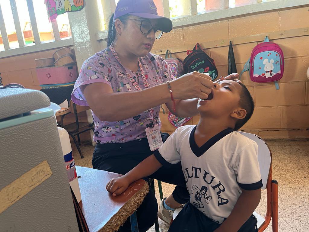 lorenamorochog's tweet photo. #ElOro ➡️ Trabajamos en equipo por nuestros niños y niñas de #LasLajas 👩‍👧‍👦. Hoy continuamos con la jornada de vacunación contra la poliomielitis, sarampión y rubéola en la escuela Ciudad de Loja. Se inocularon a 50 estudiantes. https://t.co/aoKqKVpahX