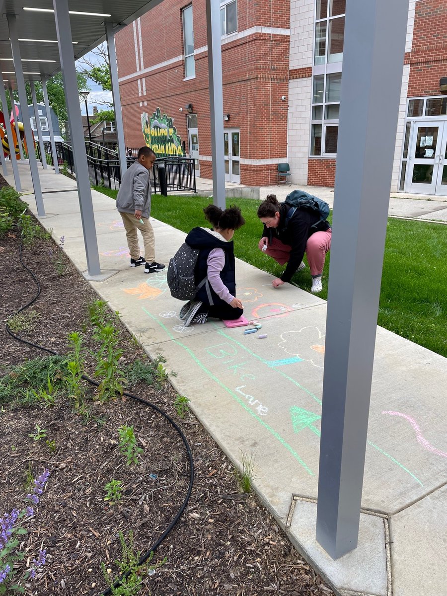 TheDCArts's tweet photo. And at Randle Highlands, we had students Painting with Alexander Golob, art teacher Erica Nichols, as well as some chalk drawing with Kelsey Bridges from DDOT. https://t.co/EaQ8qSgFns