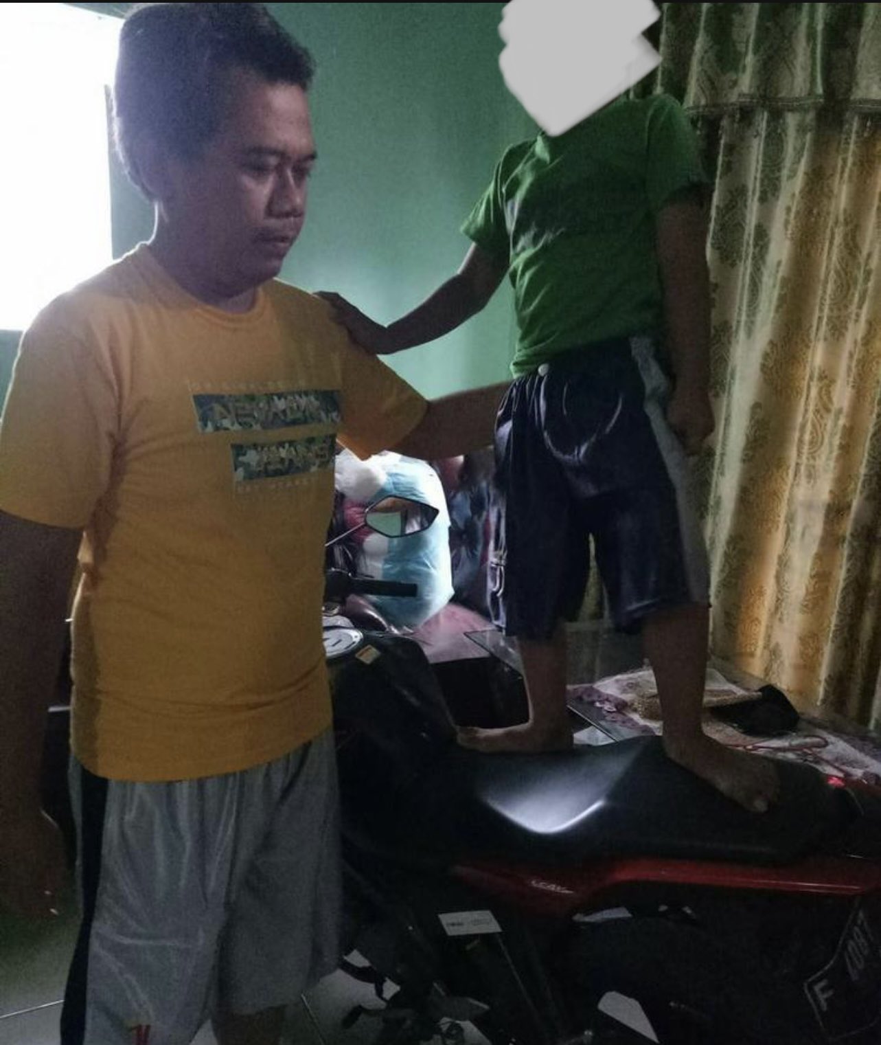 agis on X: Ayah boleh sy grepe ga otong nya ?? Halus bgt tuh kolor nya  t.cockvh2O1LWq  X