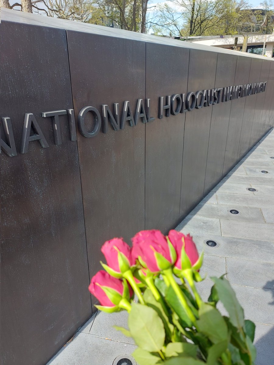 CarlovMunster's tweet photo. Bloemen voor de échte hoofdrolspelers van vanavond: de families Tuschinski, Gerschtanowitz en Ehrlich.
"Pas als je verhaal niet meer wordt verteld, dan pas ben je dood."
@Toetssteen
@TheaterNadeDam
#Dodenherdenking
#4mei
#Tuschinski
#Toetssteen https://t.co/xJ0aB2Fj7l