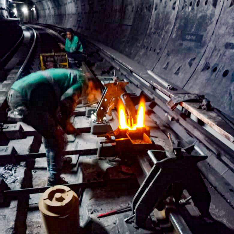 Enmarcado en el Plan de Recuperación #ElMetroSeMueveContigo, la #ClaseTrabajadora del <a href="/metro_caracas/">Compañía Anónima Metro de Caracas</a> concluyó la sustitución de 308 metros de riel en la Línea 3, permitiendo eliminar en dicho tramo la restricción de velocidad para los trenes.

¡Seguimos trabajando! ⚒ 🚉 👨🏾‍🏭👷🏽‍♀️