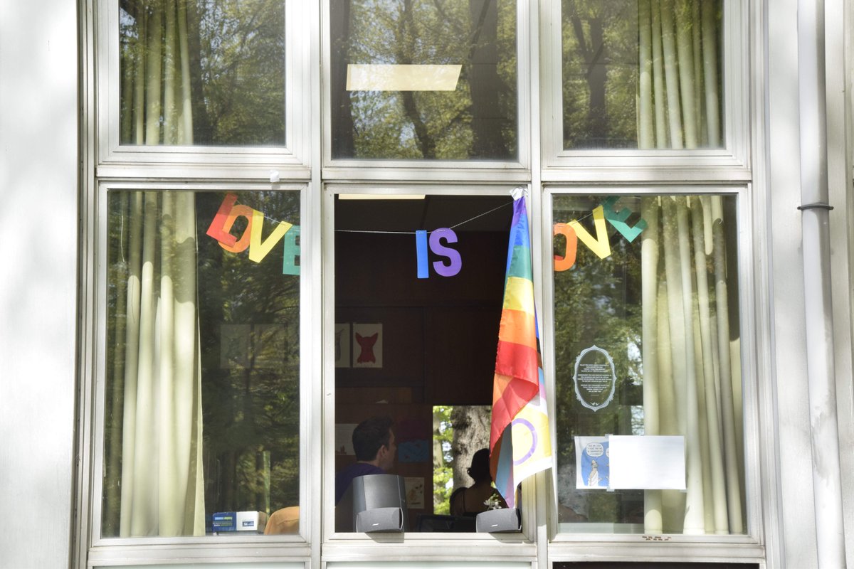 APJournalistiek's tweet photo. "Love is Love" zo begint het middelbare school Koninklijk Atheneum Ekeren aan hun paarsdag. Een initiatief waarvoor leerlingen en leerkrachten de handen in elkaar slaan om zo een saaie donderdag middag kleurrijker te maken. https://t.co/UiMYqzT2NV