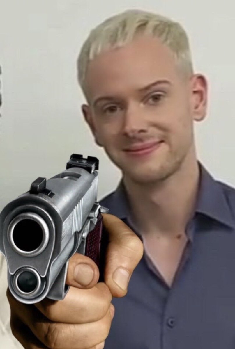 beckybetterknow's tweet image. when 1975 fans          when swifties roast
roast matty healy             matty healy