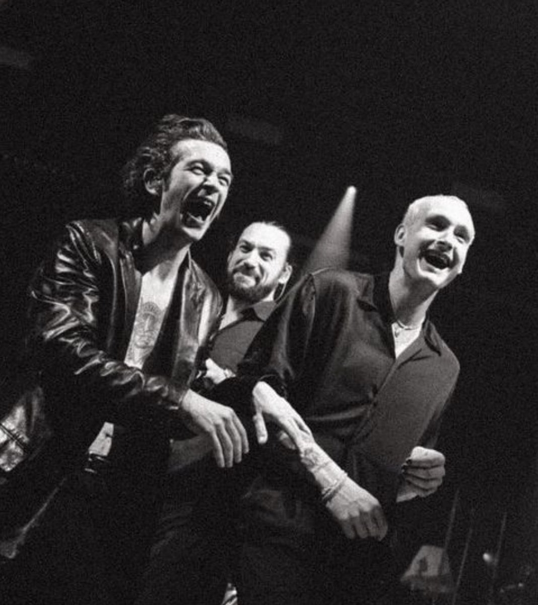 beckybetterknow's tweet image. when 1975 fans          when swifties roast
roast matty healy             matty healy