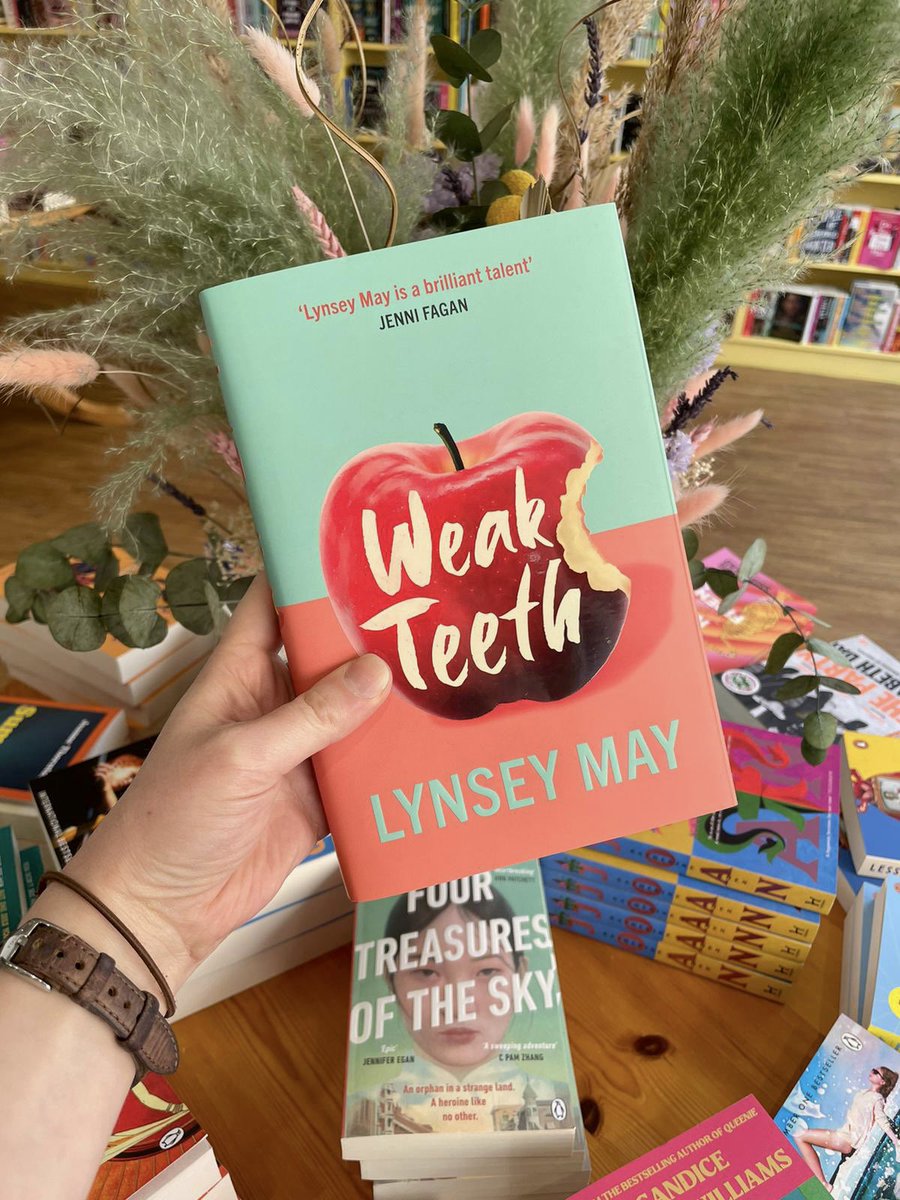 Happy publication day to @LynseyMay Weak Teeth 🤩 Set across a long, hot Edinburgh summer, Ellis must come to terms with the fact her life is in shambles. Her boyfriend is in love with someone else, she has no money and her teeth won’t stop hurting. tinyurl.com/9vvpnj3y