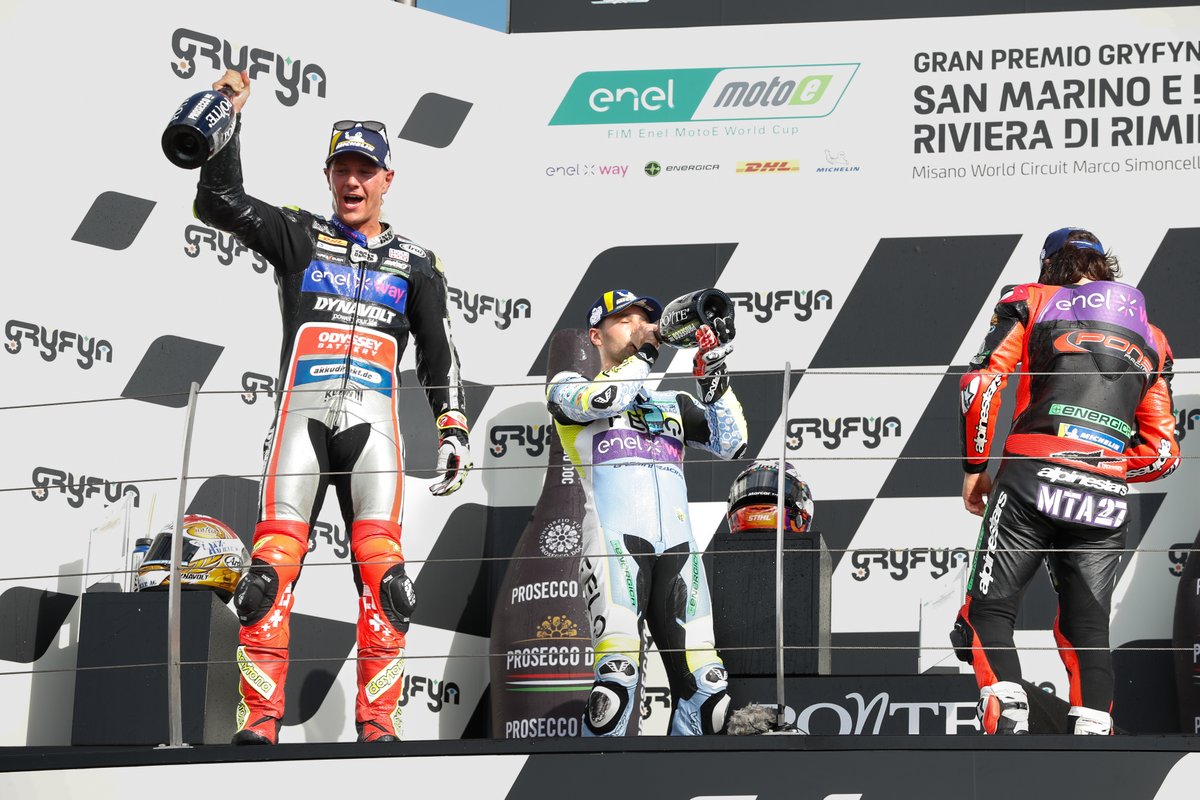 MotoEofficial's tweet image. 🔙⚡WHAT A DUO! @jackmilleraus didn&apos;t miss his chance to congratulate @DomiAegerter77 right after the victory that secured the 2022 #MotoE World Cup for the Swiss at the #SanMarinoGP!

What do you think they were saying? 👇

#2022recap