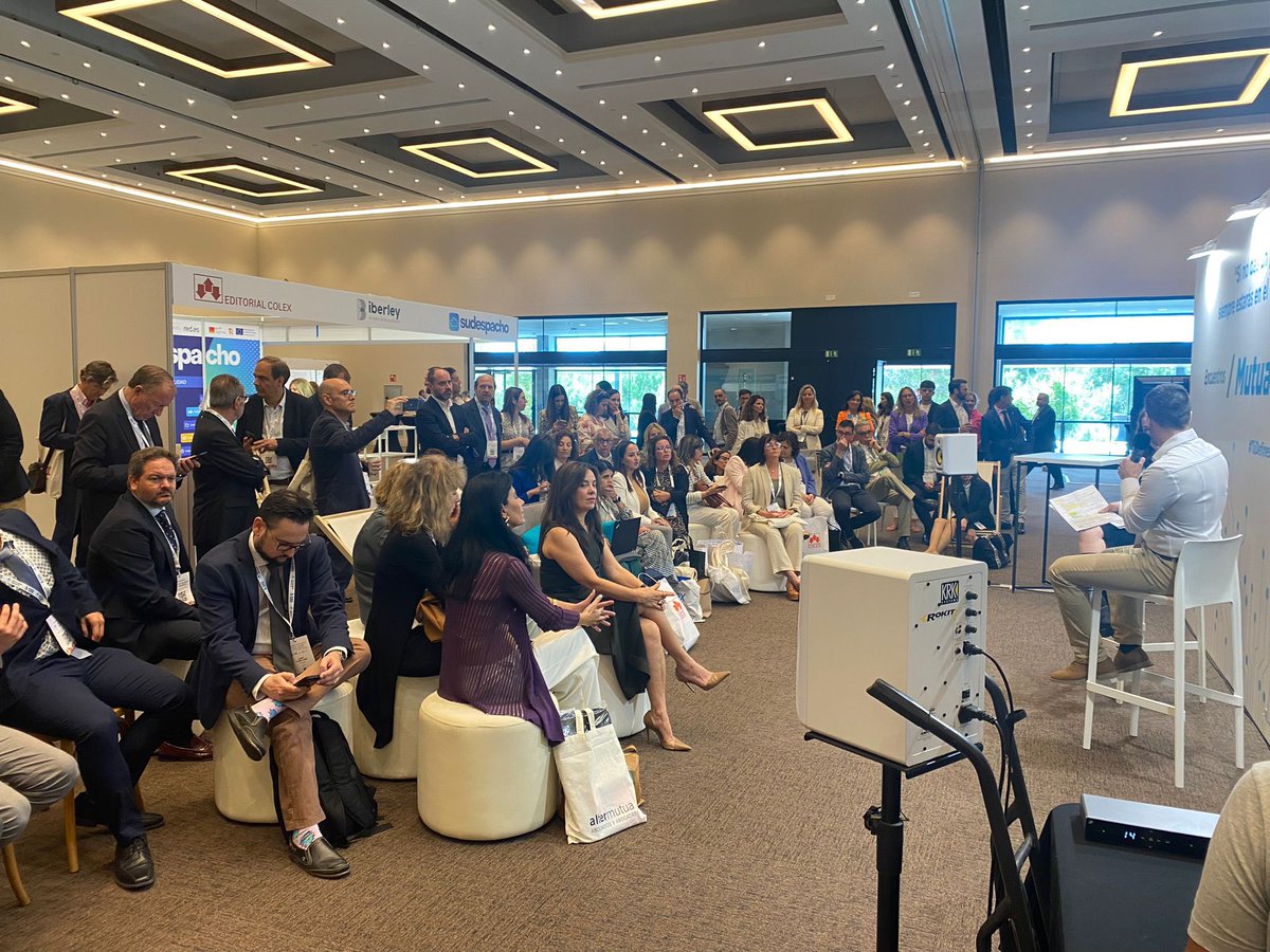 Hoy he tenido la oportunidad de charlar sobre #ChatGPT con <a href="/And_Mendiola/">Andrea Mendiola®</a> en en XIII Congreso Nacional de la Abogacía #AcuerdoAbogacia @MutuaAbogacia 🤖⚖️