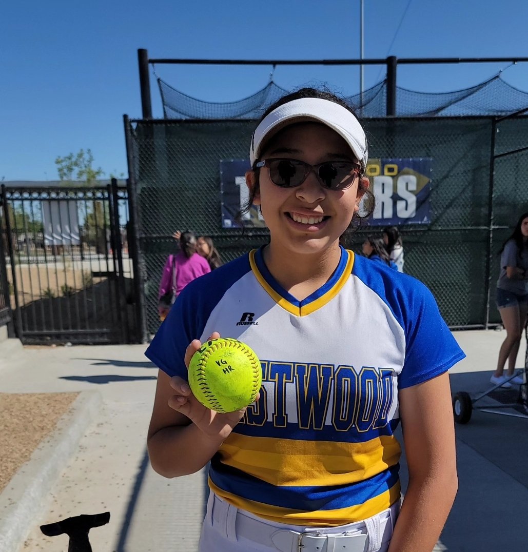 pac14007's tweet photo. Congrats Vivian on your over the fence homerun!💪🥎❤️EMS#7thgrader#Garcia#14
@cimai2
@EastwoodMS_YISD @mgutierrezAP @EHSCoachCarrion @EastwoodSBall @EPFastpitch915 @Fchavezeptimes @FloValdez1 @Rachel_KVIA @Prep1USA @ColinDeaverTV @Btorres_EHS @OU_Softball @USASoftball https://t.co/zSlugMUh7Q