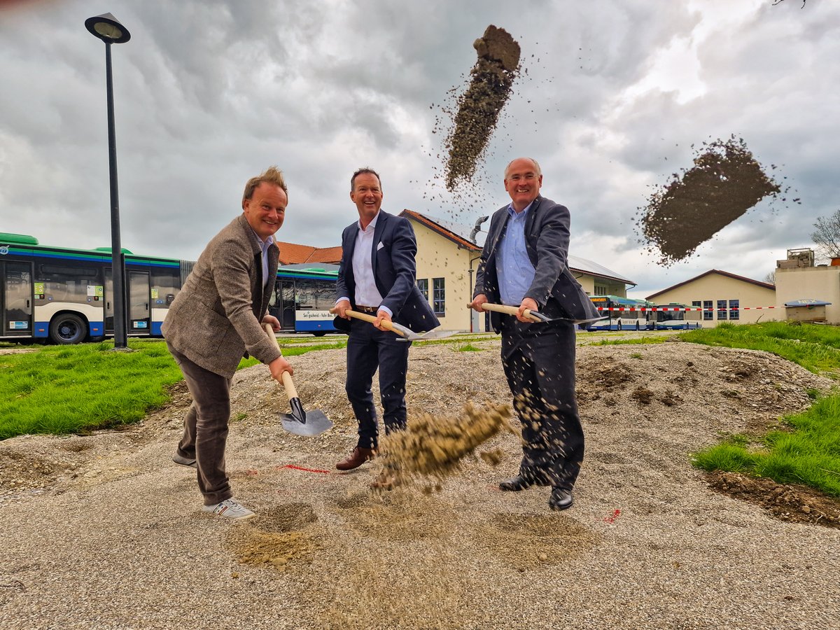 Der Landkreis Ebersberg bekommt seine erste Wasserstofftankstelle in Schlacht. Der Spatenstich ist schon getan. Alle Infos unter: lra-ebe.de/aktuelles/aktu…