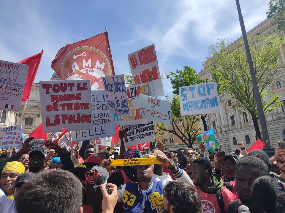 MeltingPotEU's tweet photo. Il contestato #DLCutro è diventato legge
Il governo porta a termine un altro attacco ai diritti dei richiedenti asilo e dei migranti
La norma allargherà il numero delle persone irregolari (con effetti prevedibili) e aumenterà i ricorsi in tribunale
https://t.co/OvTTb83GS5 https://t.co/nvL3SjA5Hp