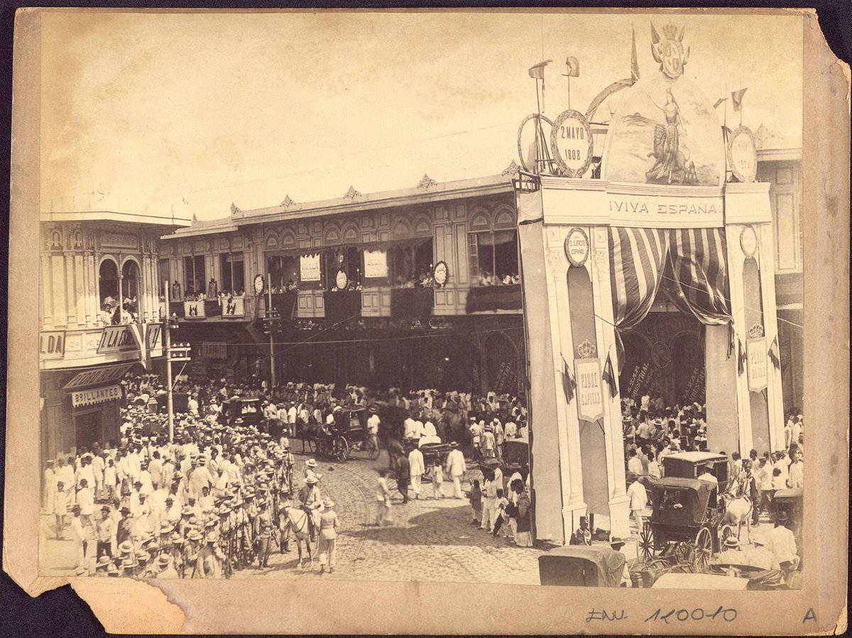 FILIPINAS. Arco del triunfo en la llegada del Batallón Expedicionario a Manila (octubre de 1896). La fotografía se contextualiza en el envío de tropas por decisión del gobierno de Cánovas ante el avance revolucionario de las protestas. #IHCM #HistoriaMilitar #EjércitodeTierra