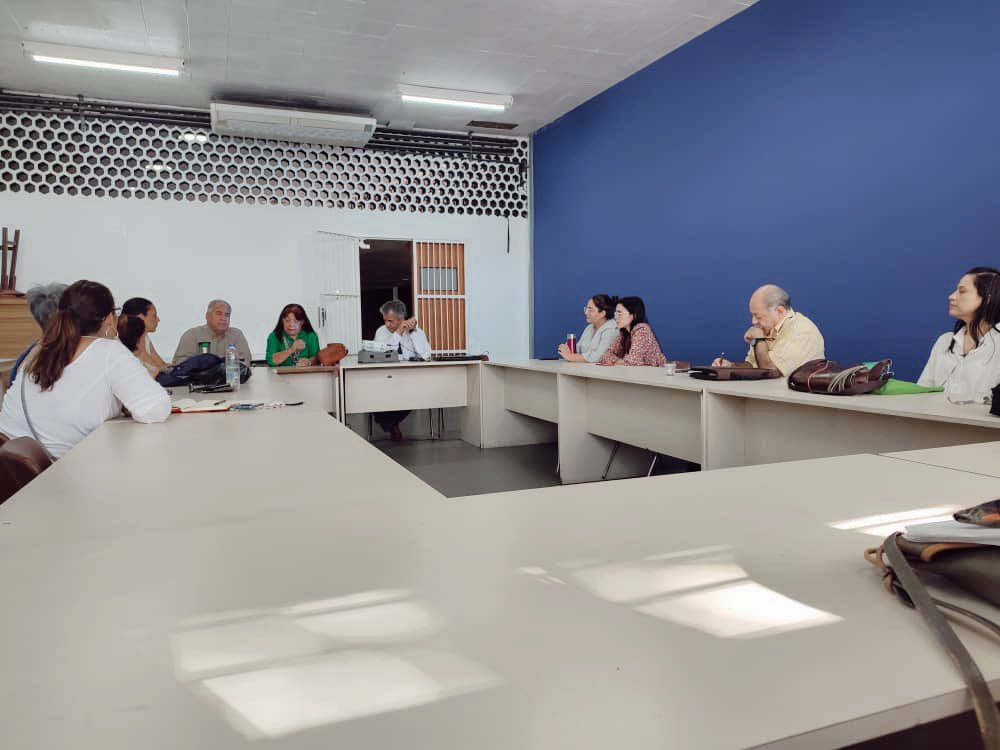 UnidosConlaU's tweet photo. Asistimos al Consejo de Coordinación Académica de nuestra @FAUUCV.

A pesar de las dificultades, sus aulas y talleres de proyectos, irradian pasión por el diseño y la investigación 🧠.

Esta facultad y su talento humano 🫂serán clave para la transformación de la #UCV y del país. https://t.co/snr460DRnZ