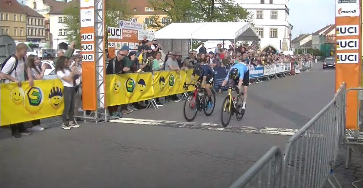 Unoficially Norwegian Jorgen Nordhagen wins slightly on front of American Andrew August on first stage of Course de la Paix Juniors / Junior Peace Race. Around 45 sec behind them Albert Withen Philipsen of Denmark, first from the peloton. https://t.co/PyiOkNFj2T