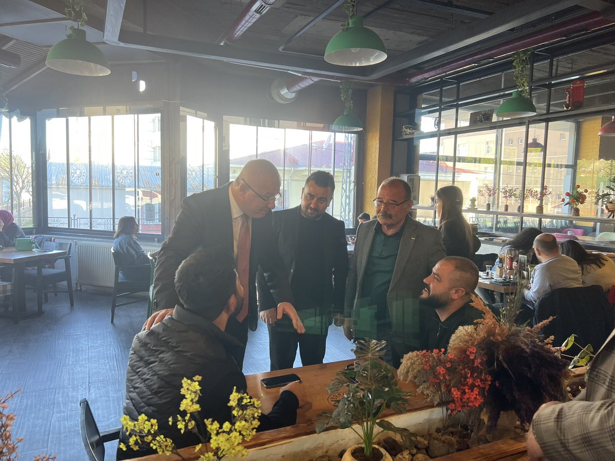 chpercis65's tweet photo. Genci yaşlısı farketmez milletle kucaklaşıyoruz. #SanaSoezBaharlarGelecek https://t.co/SBCauqNJcB