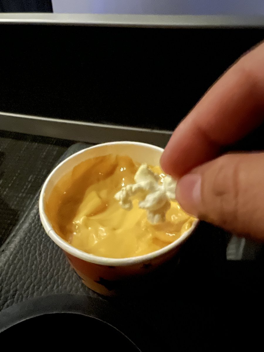 srealpe's tweet photo. Alguien más come así el canguil en el cine para ser amigos. https://t.co/drf0UGaZ3A