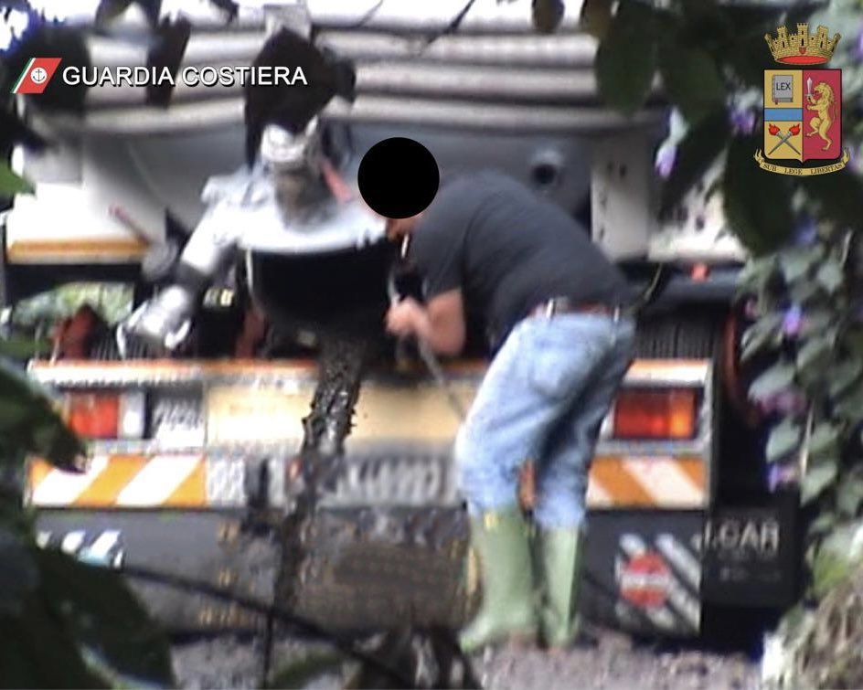 guardiacostiera's tweet photo. Ad #Ischia l'operazione #CleanIsland di #GuardiaCostiera e @poliziadistato con l'obiettivo di contrastare le attività illecite di due ditte operanti nel settore della pulizia delle fosse settiche, accusate di traffico illecito di rifiuti. 

#TutelAmbiente https://t.co/Avk2kpUC1s