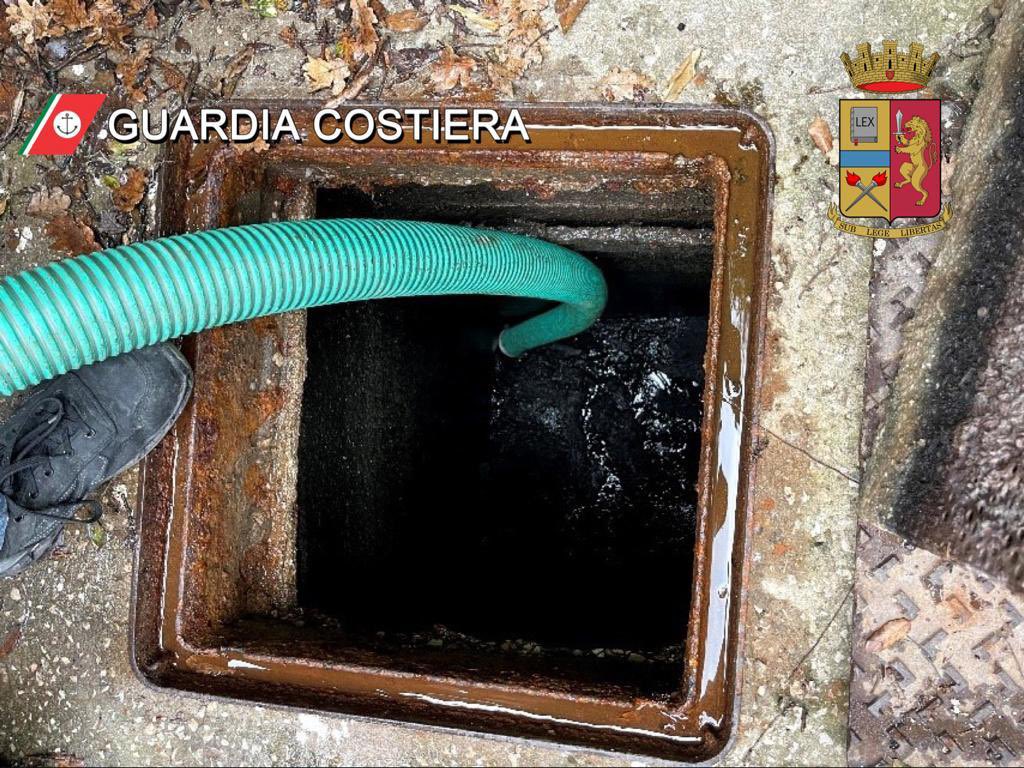 guardiacostiera's tweet photo. Ad #Ischia l'operazione #CleanIsland di #GuardiaCostiera e @poliziadistato con l'obiettivo di contrastare le attività illecite di due ditte operanti nel settore della pulizia delle fosse settiche, accusate di traffico illecito di rifiuti. 

#TutelAmbiente https://t.co/Avk2kpUC1s