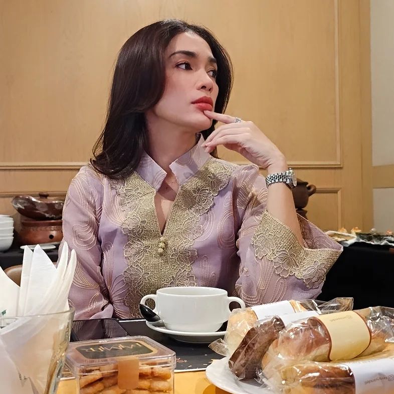 diodidido's tweet photo. Ussy dikritik pedas oleh netizen.. https://t.co/8cq7XZ9YhM #ussysulistiawaty #epson #malam #onlyforu #cindo #thailand #mamat #marselino #anisd #sukoharjo #beckham https://t.co/N6sB0o0lLl