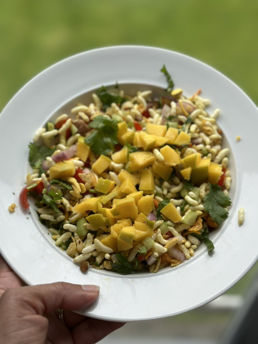 Nothing satisfies me more than indulging in a somewhat healthier version of #Indian #bhel using #chivda my mum #madefromscratch when I was in #India. I added shallot, cuke, coriander, cherry toms, lime & topped with underripe #mangoes #indianstreetfood #snack #vegan #postrunsnack
