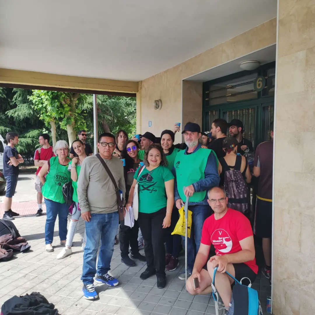 Migueln42303812's tweet photo. 03/05/2023
@bosonproperties a intentado desahuciar a nuestro Compañero #franSeQueda pero la presencia y solidaridad de asambleas y colectivos afines, que luchan por el derecho a la vivienda,lo han parado hasta el día 19 de mayo.
Seguiremos luchando por esta familia.
SI SE PUEDE✊ https://t.co/ft9yzyelU3