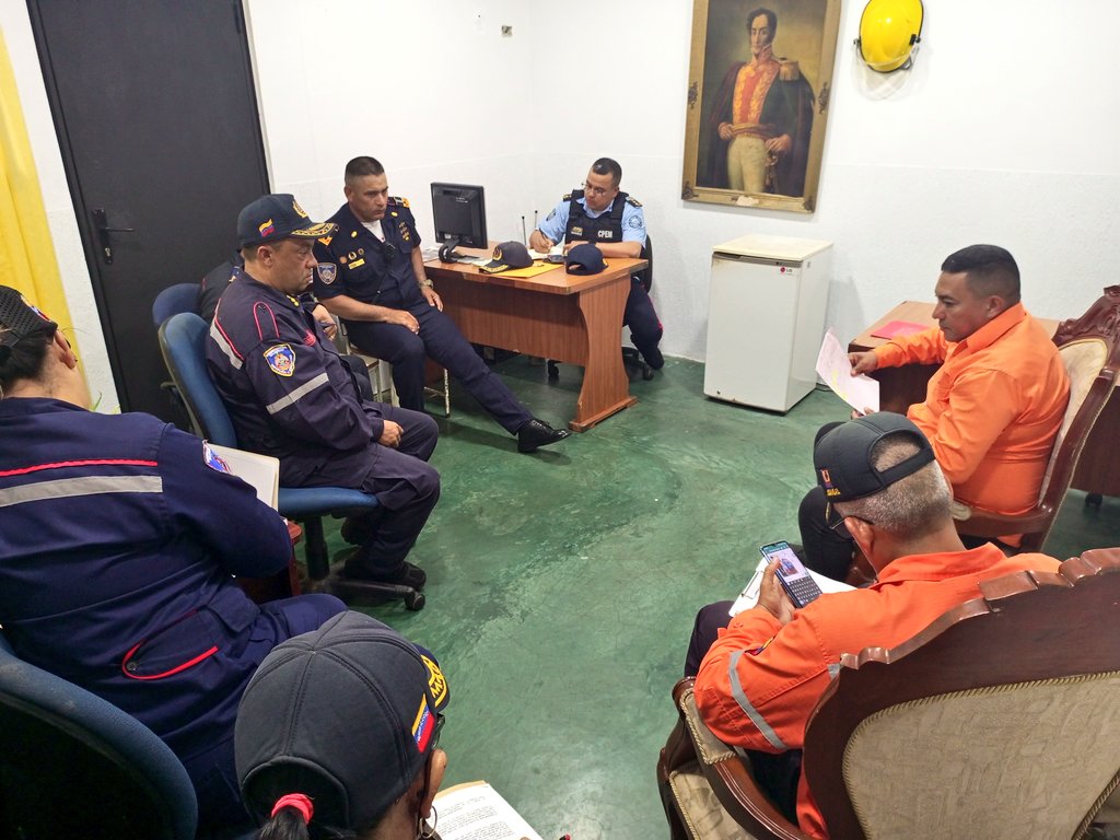 SecPSCMonagas1's tweet photo. #4May Por instrucciones del Min @CeballosIchaso1 y el Gob @ErnestoLunaPsuv este jueves el Sec @SecPSCMonagas1 Cnel. Eduardo Almérida Padrón presidió reunión de trabajo en sede de Bomberos de Monagas.
@MijpVzla https://t.co/eJQg2WB9El