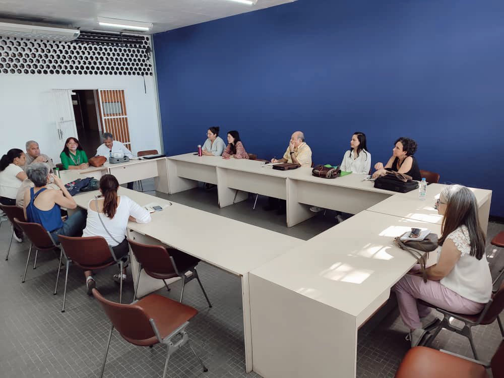 UnidosConlaU's tweet photo. Asistimos al Consejo de Coordinación Académica de la EACRV de nuestra @FAUUCV.

A pesar de las dificultades, sus aulas y talleres de proyectos, irradian pasión por el diseño y la investigación 🧠.

Esta facultad y su talento humano 🫂serán clave para la transformación de la #UCV. https://t.co/Dr6mOeykGK