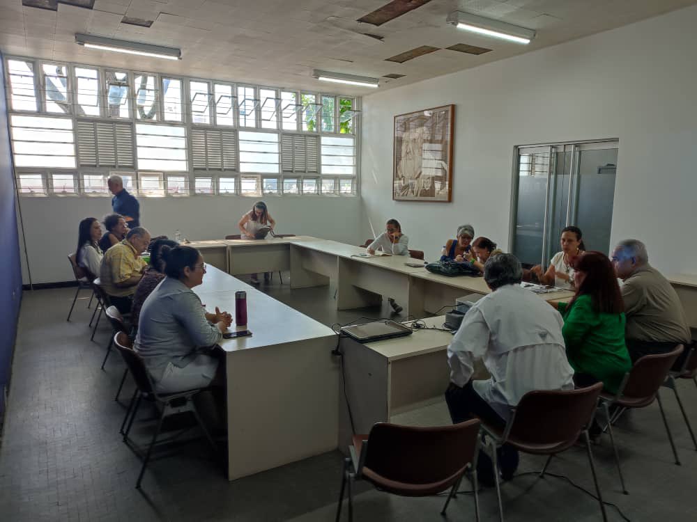 UnidosConlaU's tweet photo. Asistimos al Consejo de Coordinación Académica de la EACRV de nuestra @FAUUCV.

A pesar de las dificultades, sus aulas y talleres de proyectos, irradian pasión por el diseño y la investigación 🧠.

Esta facultad y su talento humano 🫂serán clave para la transformación de la #UCV. https://t.co/Dr6mOeykGK