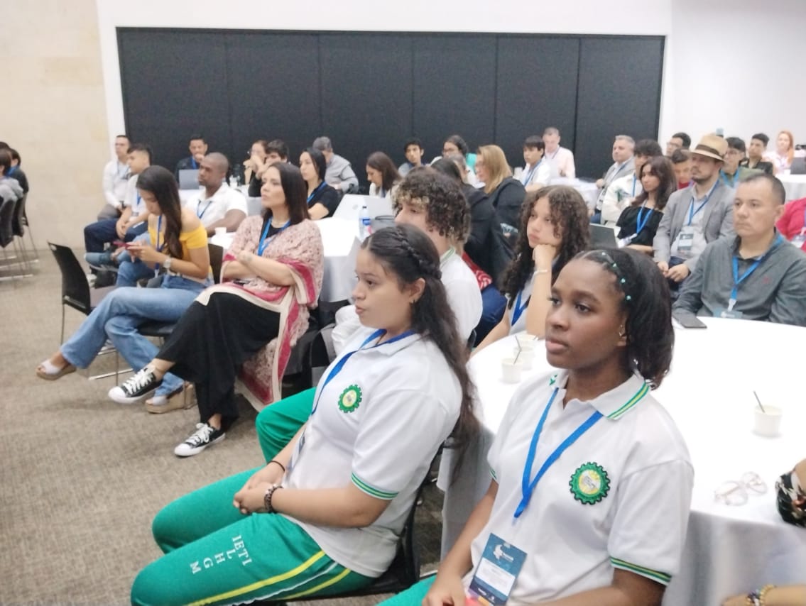 Educacion_Cali's tweet photo. 📣 ¡Le apostamos a la conexión con la industria TI, en las instituciones educativas oficiales de Cali!

#AEstaHora presentes en #RegiónLab2023, un espacio de cocreación, dinámicas de trabajo colaborativo y acciones para la disminución de brechas digitales.

#EducaciónPositiva https://t.co/dlZX41o7dl