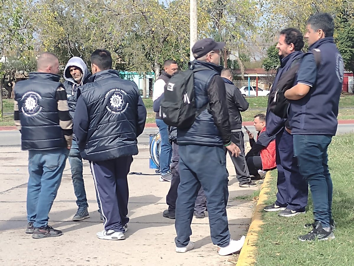 #AHORA plata de Venturi paralizada por una protesta de la Unión Obrera Metalúrgica denunciando despidos de trabajadores son causa y falta de desinfección en las instalaciones. Hay corte de tránsito en avenida Las Malvinas y Circunvalación. Movil <a href="/radiomitrecba/">Radio Mitre Córdoba</a>.
