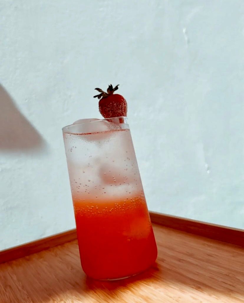 Fancy a refreshing #cocktail? 🤸🏽‍♂️🍓
.
.
.
📸: <a href="/paulo_franc/">paulo jose franco</a> 
#gayhotel #gaylife #poolday