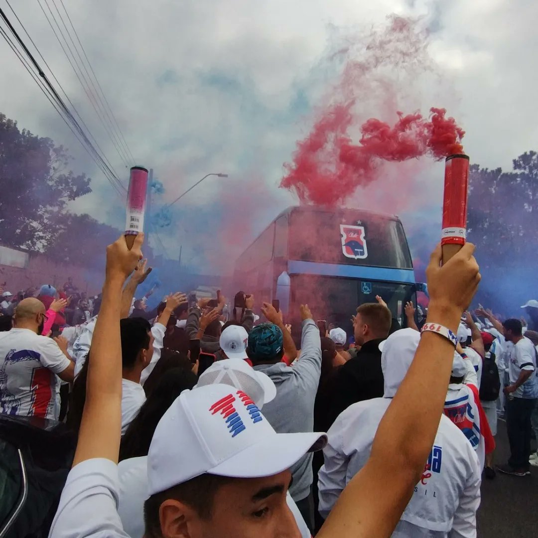 Radio_PRC's tweet photo. VAI TER FESTA LA NA VILA

Quinta feira é dia de TBT, então bora de uma lembrança recente que aconteceu fim de semana, uma recepção F#$@ que nossa torcida fez para os nossos atletas. https://t.co/Uqu2B0w0Nn