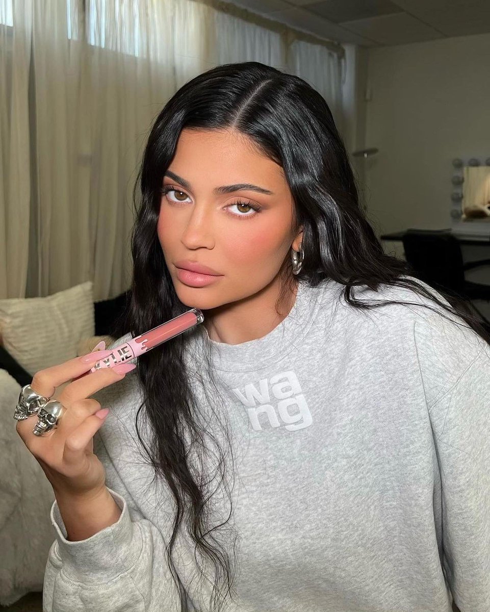 kyliecosmetics's tweet photo. our annual lip kit BOGO sale is here. 💄 buy one, get one free on all lip kits now! ⁠https://t.co/rkT2b8s8Tx https://t.co/sCSlp7jhVk