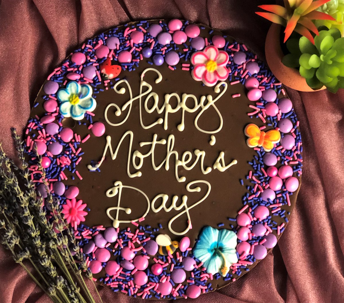 Give #mom pizza for Mother's Day ... Chocolate Pizza! Mom loves chocolate but rarely treats herself to the good stuff so this Mother's Day surprise her with handcrafted, gourmet #chocolate made just for her. #MothersDay #Moms #mothersdaygifts #giftidea