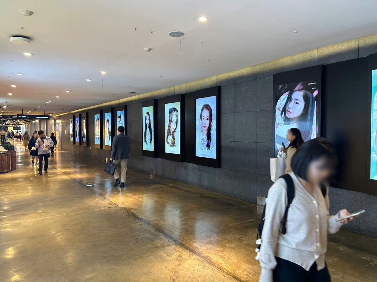 GARAM_THAILAND's tweet photo. รูปภาพ Digital Billboards เพิ่มเติมจากทาง OrchidValley
📍จัดแสดงไปเมื่อวันที่ 2 พฤษภาคม ณ ทางเดินชั้นใต้ดินของห้างสรรพสินค้า Sinchon Hyundai (U-plex) เป็นการเฉลิมฉลองการเดบิวต์ของ ‘คิมการัม’ ครบรอบ 1 ปีค่ะ
#RAMIVERSARY #KIMGARAM
#김가람 #การัม ♥️
ทุกคนช่วยรอน้องไปด้วยกันนะคะ https://t.co/WpKt86Wstv