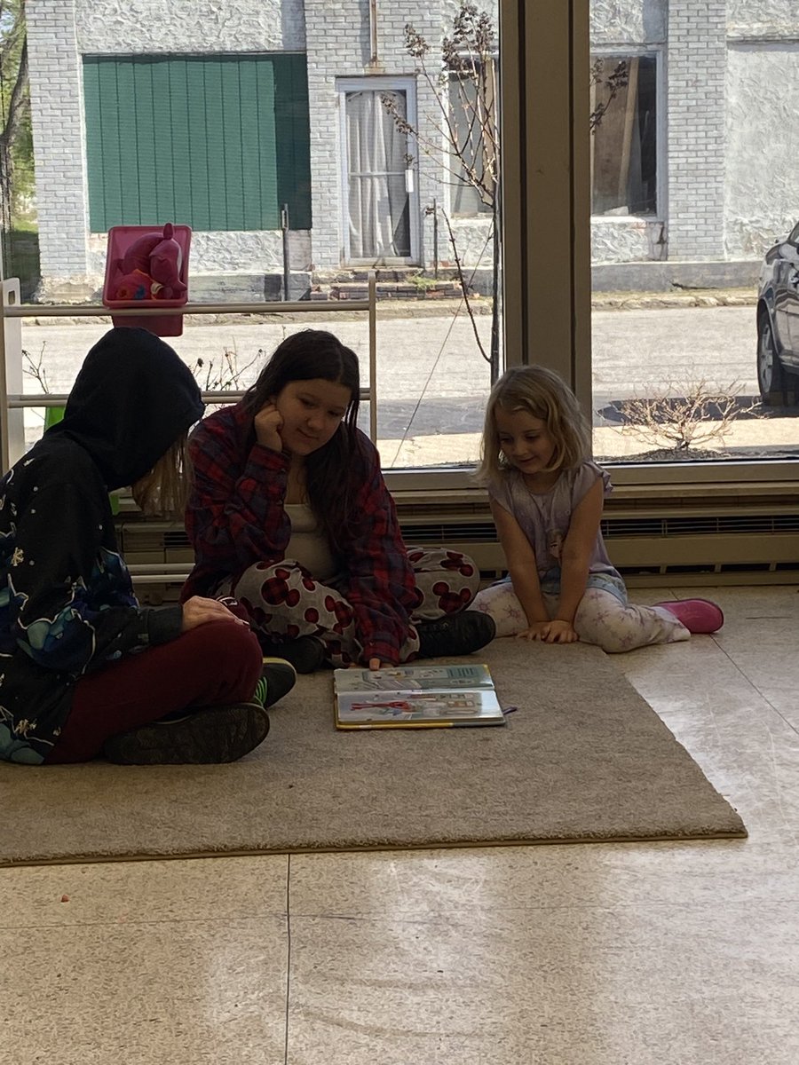 EarlyLearningWD's tweet image. We loved having some fifth grade friends come read to us this morning! Thank you, Mrs. Nauman for bringing them down! #WDPride