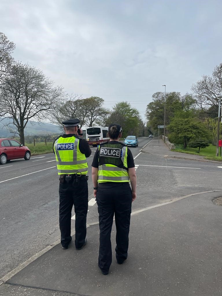 PSOSSEEdinburgh's tweet photo. We have been carrying out speed checks on #Frogston Road. Speed limits are in place to keep everybody safe, so please adhere to them. Leave plenty of time for your journey and drive according to the speed limit and road conditions. #OpSlowTime 🚔 https://t.co/QppCpXGczG