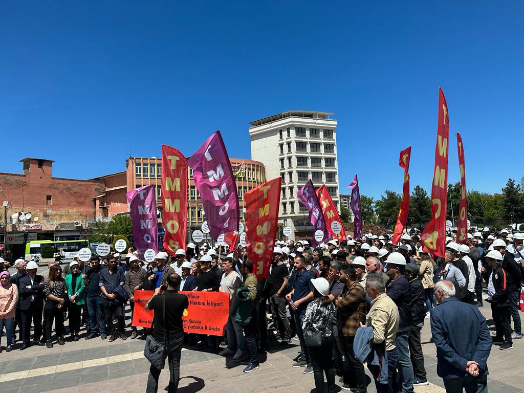 Kamu mühendislerinin sorunlarını ve taleplerini duyurmak üzere basın açıklaması düzenleyen <a href="/TMMOB1954/">TMMOB</a> Diyarbakır İl Koordinasyon Kuruluna ve katılımcı olan meslektaşlarımıza teşekkür ederiz.