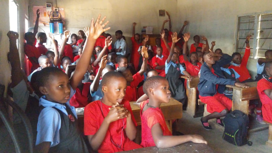 UNAUGANDA's tweet image. #AcceleratingSDGs 

Kamuli Lubawo primary school students participating in the #SDGs, young people airing out their daily activities &amp;amp; best practices for a conducive environment. 

Global goals awareness has been extended to students &amp;amp; are excited being part of the implementors.