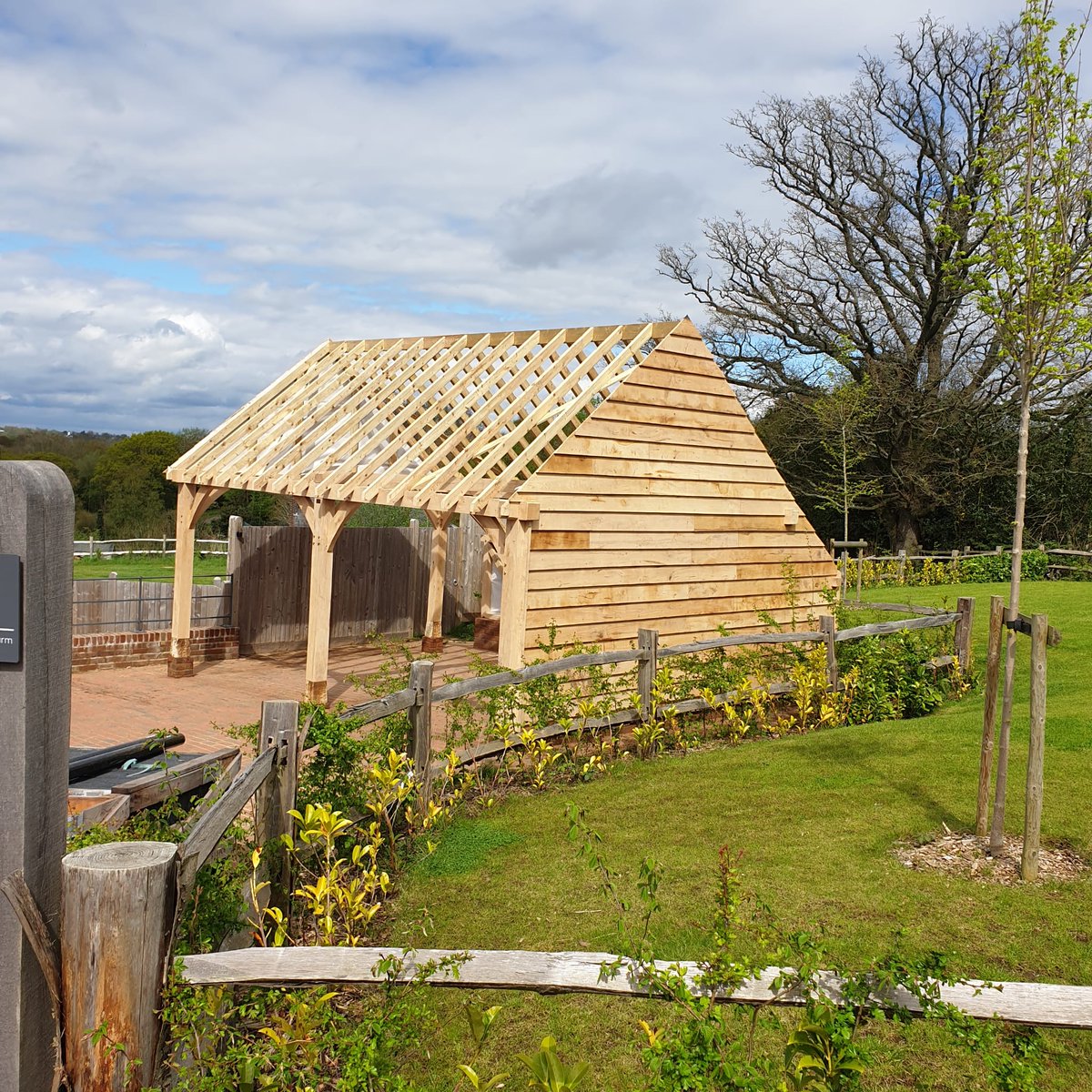 CrownOakBuildin's tweet photo. Oak framed 2 bay garage / carport assembled in Kent, ready for the roofers to put a slate roof on.
#oak #oakframed #carport #garage #outbuilding #greenoak #selfassembly #kitbuild #shelters #oakweatherboard #Kent #Sussex #Surrey #UK https://t.co/OlshNArUUi