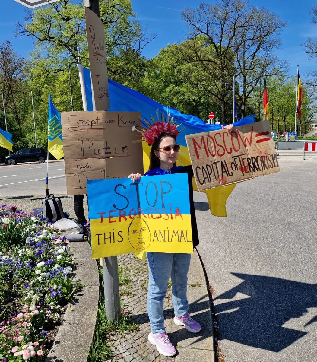 Tamrico2022's tweet photo. MÜNCHEN Demo, 04.05.23 Europaplatz
Munich #M0405
#Христявнімеччіні #українапонадусе #українцівнімеччині #українкивмюнхені #укпаїнапереможе #russiaisaterroriststate #stopptkrieg #stopwarinukraine #stopwar #munich #ukrainevictory #freedomukraine #bebravelikeukraine https://t.co/r4OTblzW6m