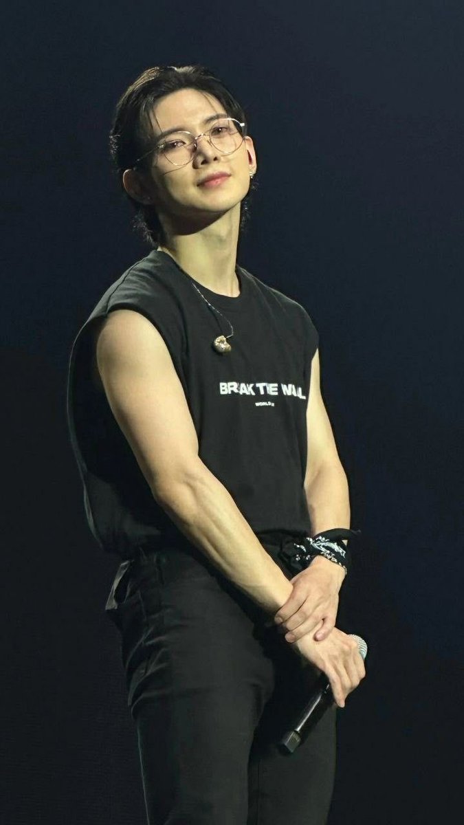 AbbyMerice's tweet photo. bias challenge: pick 4 idols with this color in their outfit.

i got: black

reply for color https://t.co/DT15yjoSYU