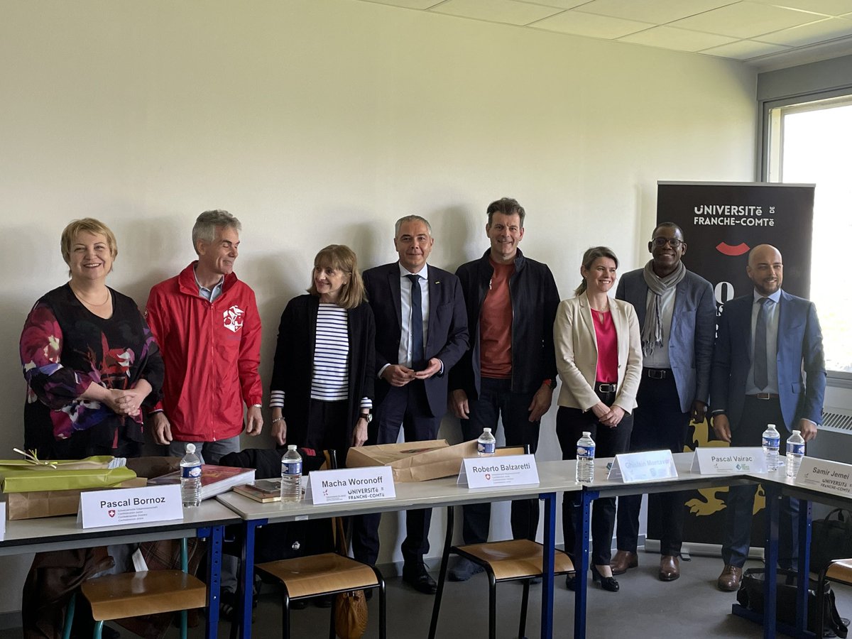 Ambassade de Suisse en France (@ambsuisseparis) on Twitter photo Rencontres à l'IUT Nord Franche-Comté (<a href="/fc_univ/">université de Franche-Comté</a>) avec la <a href="/CdSavoir/">Communauté du savoir</a>
Acteur important de la #coopération 🇫🇷🇨🇭 en matière de #formation, #recherche et #innovation, la #Cds cofinance stages et projets de recherche transfrontalier dans l’Arc jurassien 🇫🇷🇨🇭et encourage les échanges. Rencontres à l'IUT Nord Franche-Comté (<a href="/fc_univ/">université de Franche-Comté</a>) avec la <a href="/CdSavoir/">Communauté du savoir</a>
Acteur important de la #coopération 🇫🇷🇨🇭 en matière de #formation, #recherche et #innovation, la #Cds cofinance stages et projets de recherche transfrontalier dans l’Arc jurassien 🇫🇷🇨🇭et encourage les échanges.