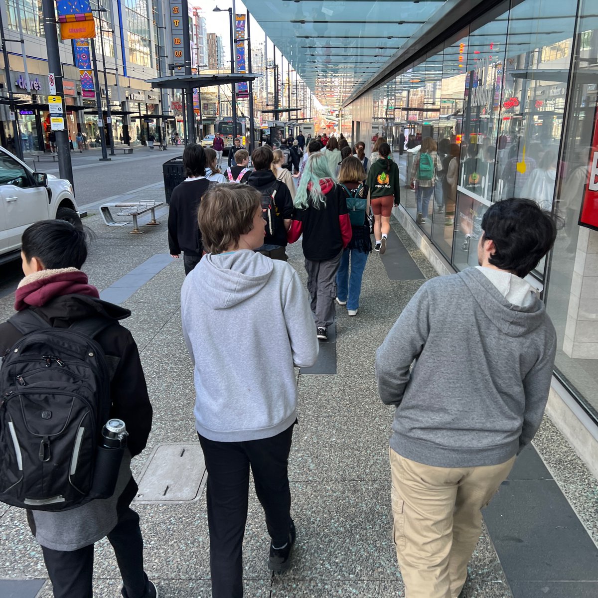 InquiryHub's tweet photo. Check out these photos from last week's Grade 10 field trip to Microsoft in Vancouver! 👩💻 😎 🚌 🍕
#WhatAGreatDay #FieldTrip #MicrosoftCA #Coding #ProblemSolving #CareerExplorations https://t.co/rZ0NjSLBqr