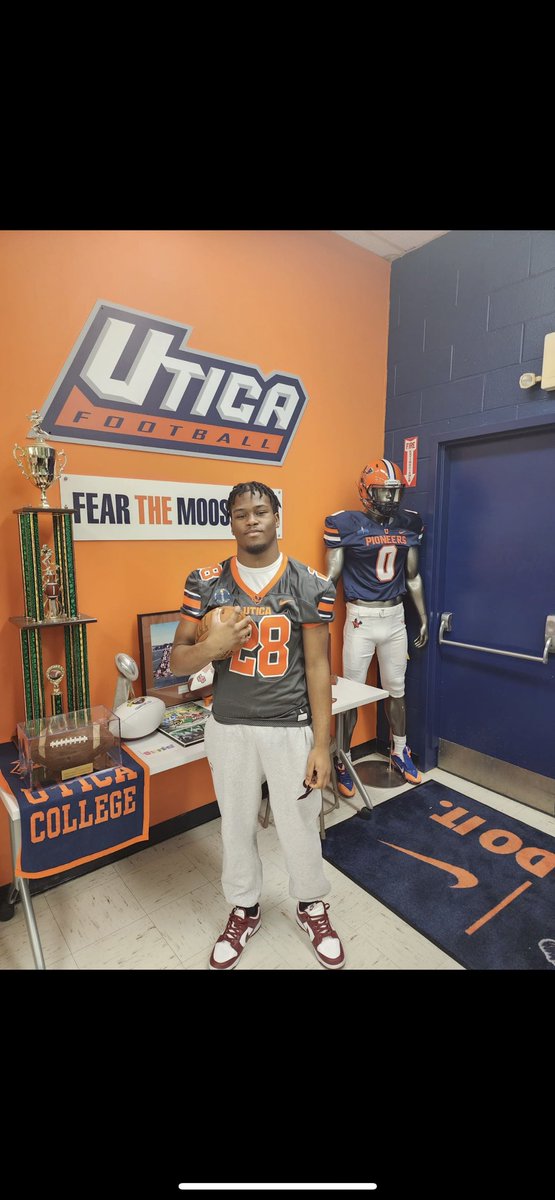 EzeFrazier28's tweet photo. All In! @Utica_Football @CoachFaggiano @NorthRocklandFB @AirRaidQBcoach @NRockathletics https://t.co/E82x6Zzwi8